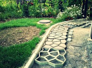 Как выложить площадку из камня в саду?