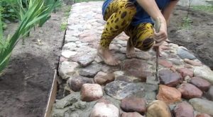 Как выложить площадку из камня в саду?